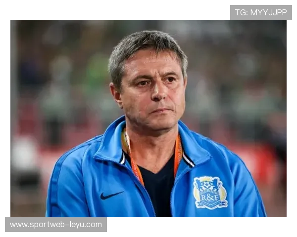 洪明甫：从球星到名帅的转型之路，如何克服困境、寻得执教理念？