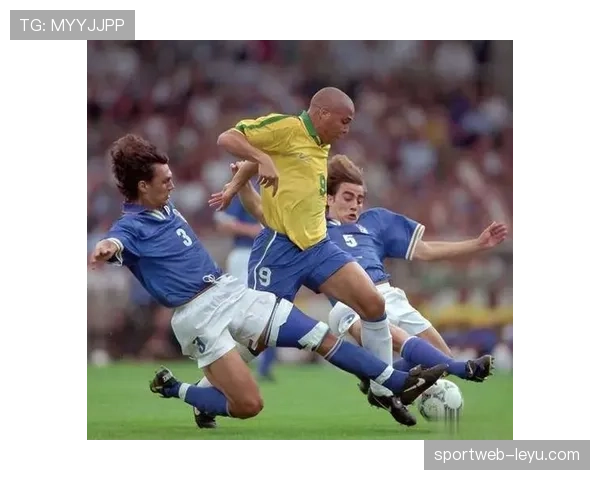 马尔蒂尼战术解析：重新定义现代足球防守艺术，引领全新战术潮流