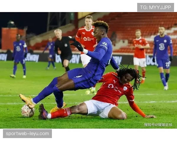 阿什拉夫双脚能力引热议，专家解读其对现代足球战术的革新影响