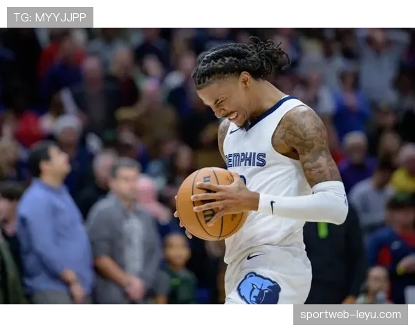 莫兰特家里那个镶满灯的篮球场，电费比我的房租还高